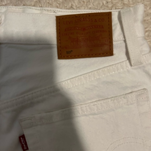 Levi’s Women’s White 501 Original Fit High-Rise Denim Shirts - Picture 4 of 6